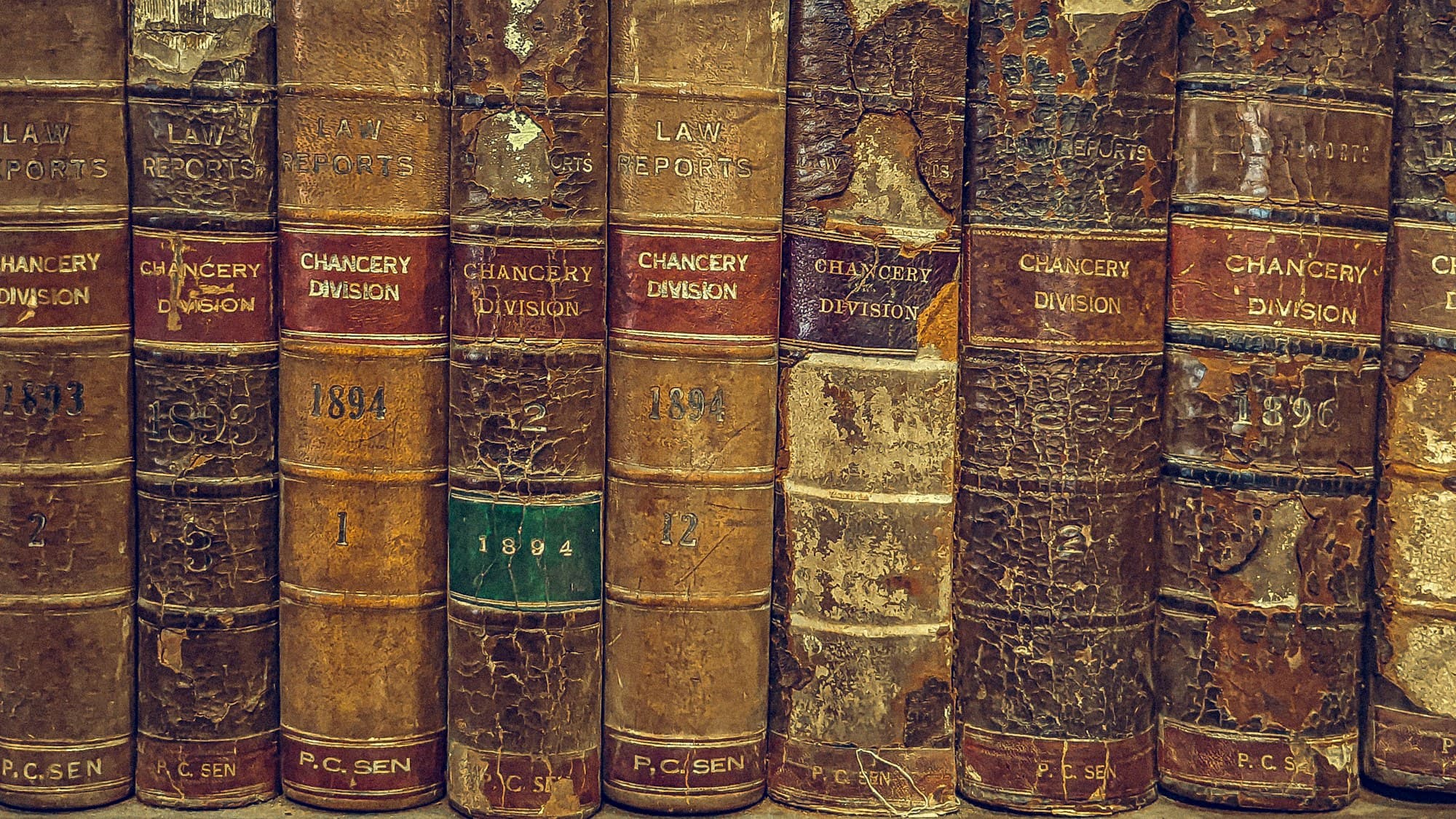 Bir sıra cildlənmiş hüquq məcmuəsi: dəri üzlüklərdə qabartma ilə yazılmış «Law Reports, Chancery Division, 1894»